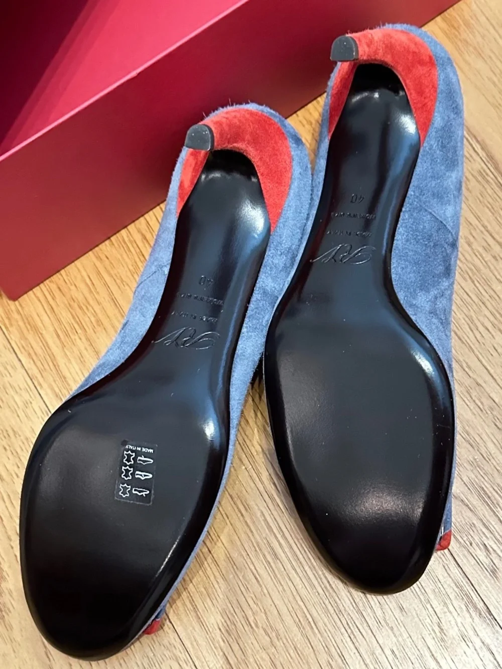 Roger Vivier , Belle de Nuit, grey & red suede, Never worn, size EU 40 orig box